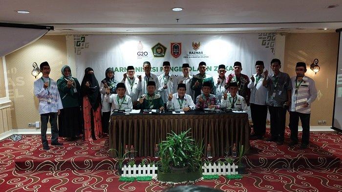 Foto bersama pengurus Baznas Kabupaten Kota di Kalsel peraih anugerah 2022.