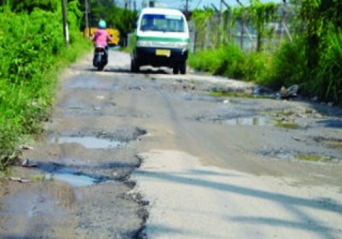 Jalan Patimura Kotabaru Rusak, Becak Sering Terbalik