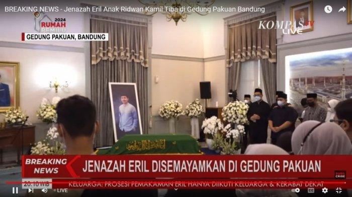 Jenazah Emmeril Kahn Mumtadz atau Eril di tiba di Gedung Pakuan Bandung, Jawa Barat, Minggu (12/6/2022). Masyarakat yang ingin menshalatkan jenazah malam ini dipersilahkan pihak keluarga