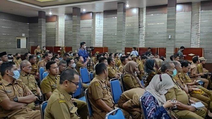 Kades se Kabupaten Tabalong ikuti Bimtek tata cara pengadaan barang dan jasa pemerintahan desa berdasarkan Perbup Tabalong nomor 22 tahun 2022, Selasa (6/9/2022), di Gedung Informasi Pembangunan.