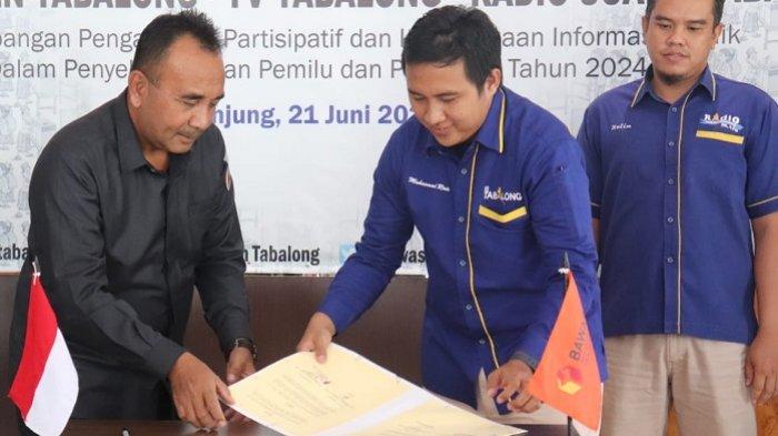 Ketua Bawaslu Tabalong Hirsan dan Kepala Stasiun TV Tabalong tandatangani nota kesepahaman, Selasa (21/6/2022).