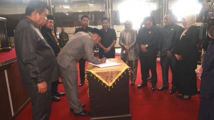 Ketua DPRD Kotabaru Syairi Mukhlis, S.Sos menandatangani dokumen Raperda untuk menjadi Perda