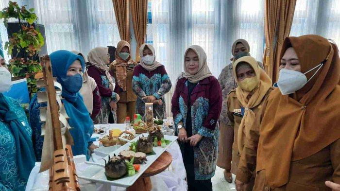 Ketua TP PKK Kalsel, Hj Raudatul Jannah Sahbirin, mengecek langsung proses pembuatan menu berbahan dasar ikan