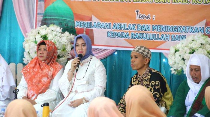 Ketua TP PKK Kotabaru Hajjah Fatma Idiana Sayed Jafar menyampaikan sambutan di kegiatan maulid Nabi Muhammad SAW