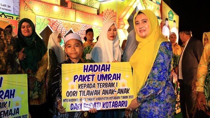 Ketua TP PKK Kotabaru Hajjah Fatma Idiana Sayed Jafar menyerahkan paket umroh kepada para juara MTQ Nasional tingkat Kabupaten Kotabaru