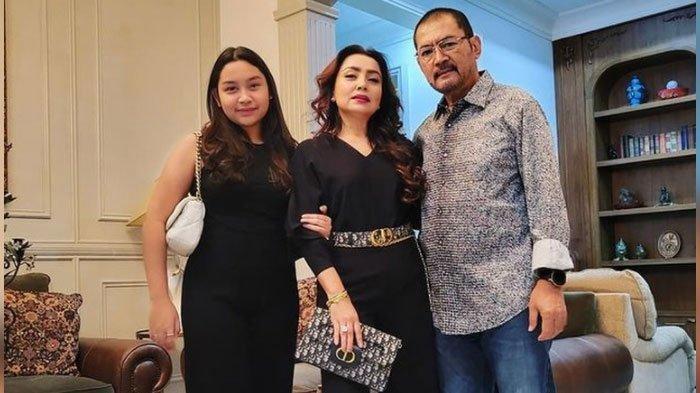 Khirani Putri Trihatmodjo berfoto dengan Orangtuanya, Bambang Trihatmodjo dan Mayangsari.