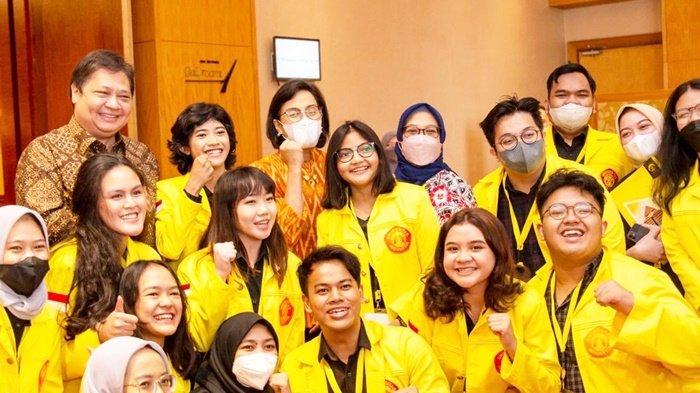 Menteri Koordinator Bidang Perekonomian, Airlangga Hartarto, memenuhi permintaan mahasiswa dan mahasiswi Universitas Indonesia untuk foto bersama, Kamis (16/6/2022).