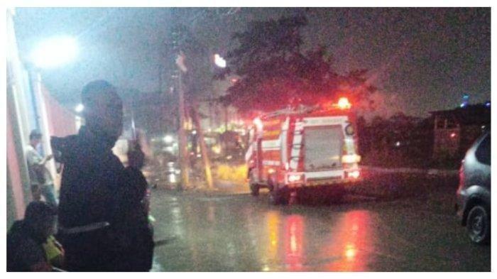 Pengendara sepeda motor tewas seketika karena tersengat listrik saat melintasi banjir di Jalan Raya Prancis, Desa Kosambi Timur, Kecamatan Kosambi, Kabupaten Tangerang, Sabtu (10/9/2022). Rekan korban alami luka