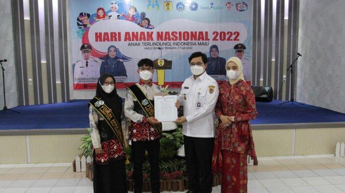 Penyerahan penghargaan kepada perwakilan Forum Anak Daerah.