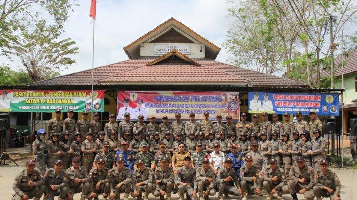 Peserta pelatihan peraturan baris-berbaris dan penanggulangan huru-hara Satpol pphst berfoto bersama Bupati HST.