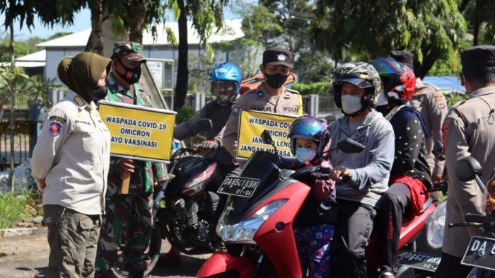 Petugas Satgas Covid-19 Kecamatan Lokpaikat saat melaksanakan operasi yustisi dan vaksin di Halaman Kantor Camat Kecamatan Lokpaikat, Kabupaten Tapin