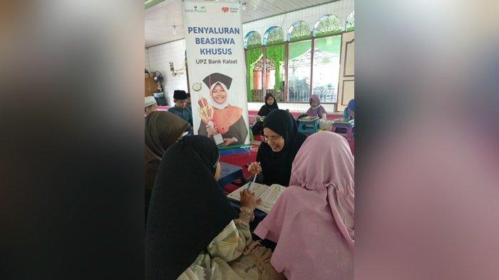 Rumah Zakat Menyalurkan beasiswa khusus dari UPZ Bank Kalsel kepada 18 anak yatim dan dhuafa di Kuin Selatan, Kota Banjarmasin.