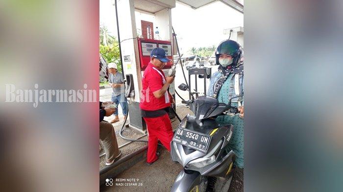 Pengendara membeli bahan bakar minyak (BBM) di sebuah SPBU di Kandangan, Kabupaten Hulu Sungai Selatan (HSS), Provinsi Kalimantan Selatan, Senin (5/9/2022). Pemerintah juga akan menaikkan tarif ojek online.
