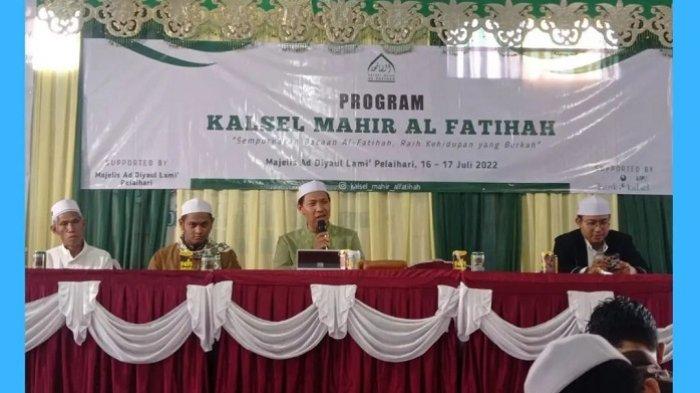 Staf UPZ Bank Kalsel menyerahkan bantuan kepada founder dari Program Kalsel Mahir Al-Fatihah, Ustadz H Dzulkifli Al-Hafidz AFMakki di Kantor UPZ Bank Kalsel.