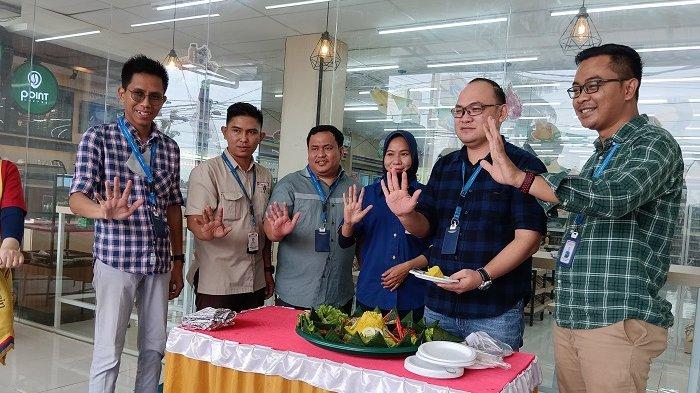 Suasana Prosesi Pemotongan Tumpeng dan Pemotongan Pita di Grand Opening Indomaret Fresh di Jalan A. Yani Kilometer 24,7 Banjarbaru.