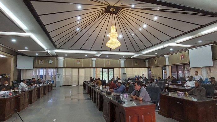 Suasana RDPU di gedung DPRD Tala, Senin (28_11), membahas permasalahan tambang batu bara di Desa Kandangan Lama.