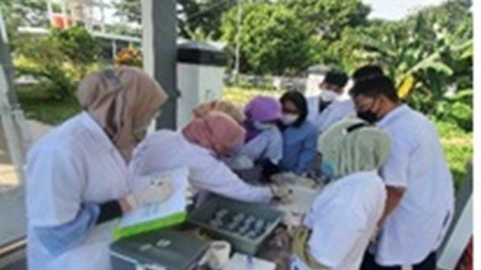 Tim Peneliti dalam penanganan hewan coba.