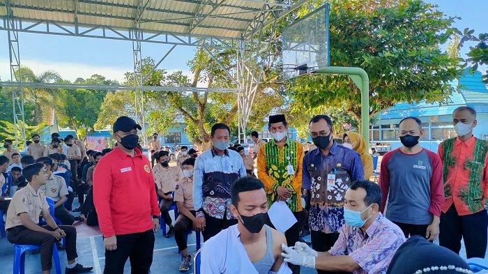 Vaksinasi ini digelar untuk sembilan sekolah dan dipusatkan di SMAN 2 Kandangan