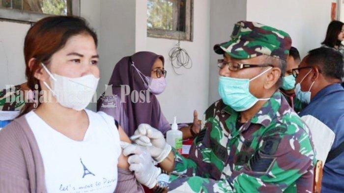 Vaksinasi oleh personel TNI Kodim 1010 Tapin di Kabupaten Tapin, Provinsi Kalimantan Selatan.