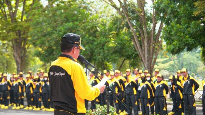 Wabup HST memberikan pengarahan kepada para atlet peserta Porprov Kalsel 2022 di HSS, sebelum melakukan pelepasan.