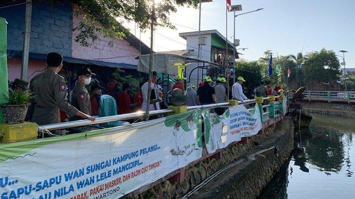 Wali Kota Banjarbaru H.M Aditya Mufti Ariffin saat Susur Sungai Kemuning bersama warga.