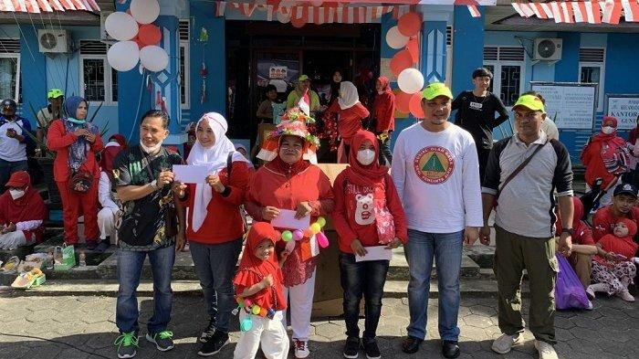 Wali Kota Banjarbaru H.M Aditya Mufti Ariffin bersama pemenang door prize Susur Sungai Kemuning.