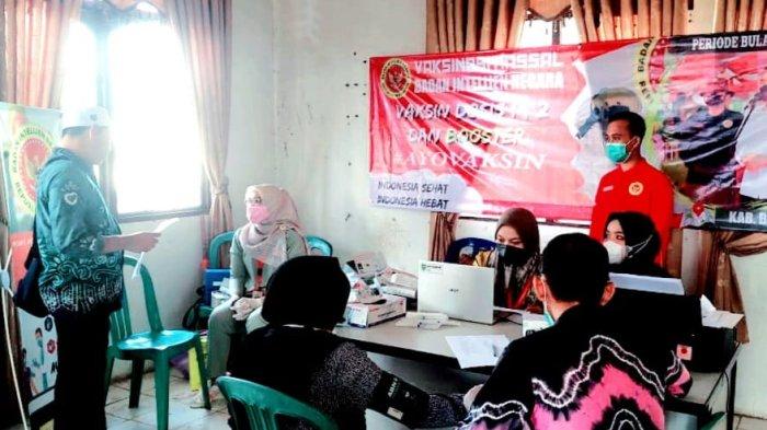 Warga Desa Kecamatan Juai melakukan pemeriksaan kesehatan saat pelaksanaan vaksinasi di Kecamatan Juai