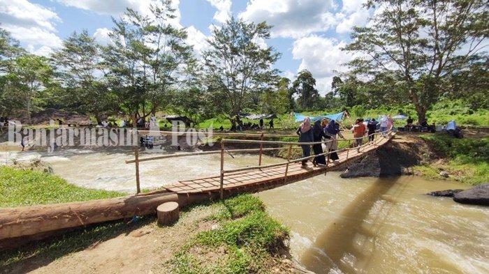 Wisata Kalsel. Pengunjung melintasi jembatan di Riam Bidadari, Desa Lumbang RT 09, Kecamatan Muara Uya, Kabupaten Tabalong, Provinsi Kalimantan Selatan.