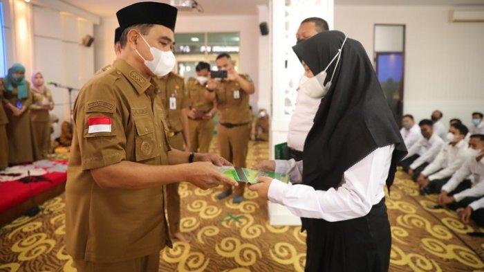 Bupati Tanbu, H Zairullah Azhar serahkan 61 SK CPNS di ruang Aula Bersujud 1 Bupati Tanbu, Senin (18/4/2022).