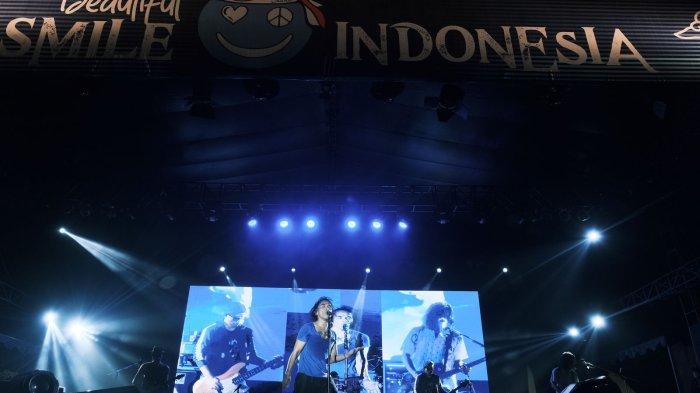 Aksi Slank di Makassar heboh namun tetap damai, Kamis 10 November 2022. Kaka Cs mampu membius slanker.