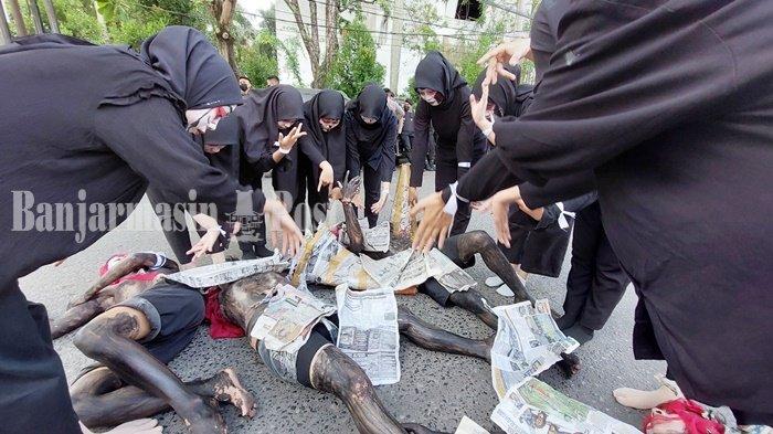 Mahasiswa UKM STB Uniska MAB Kalimantan Selatan menggelar aksi teatrikal pada peringatan tragedi Jumat Kelabu di Kota Banjarmasin, Senin (23/5/2022).