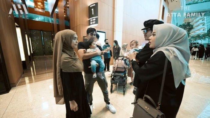 Ameena digendong Teuku Ryan dan Moana digendong Atta Halilintar, sebagaimana diunggah dalam YouTube AH, Kamis (10/11/2022).