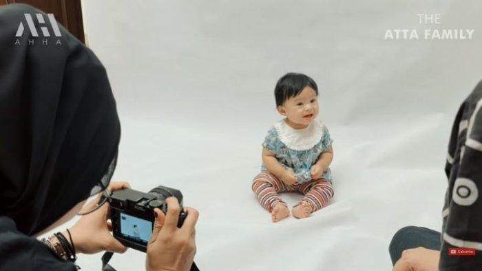 Ameena saat difoto untuk visa ke Amerika, sebagaimana diunggah dalam YouTube AH, Kamis (15/12/2022).