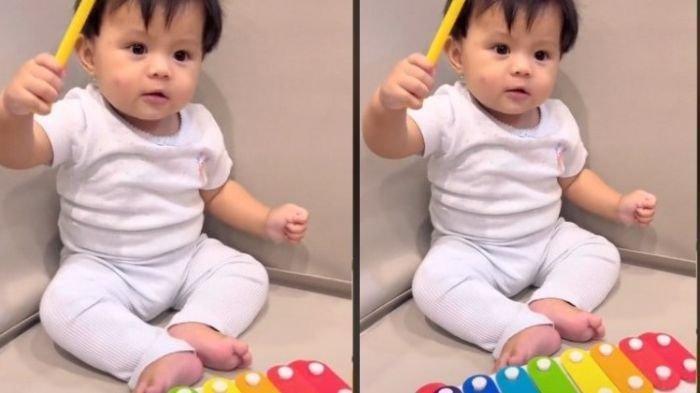 Ameena. Ulah Ameena memainkan alat musik xilofon sendiri membuat Atta Halilintar dan Aurel Hermansyah dilanda kecemasan. Soalnya Ameena memegang alat xilofon yang sewaktu waktu gerakannya bisa memukul
Atta Halilintar dan Aurel Hermansyah.