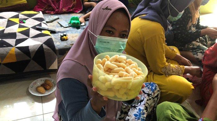 Suasana pelatihan pembuatan amplang ikan tenggiri dengan inovasi penambahan daun kelor.