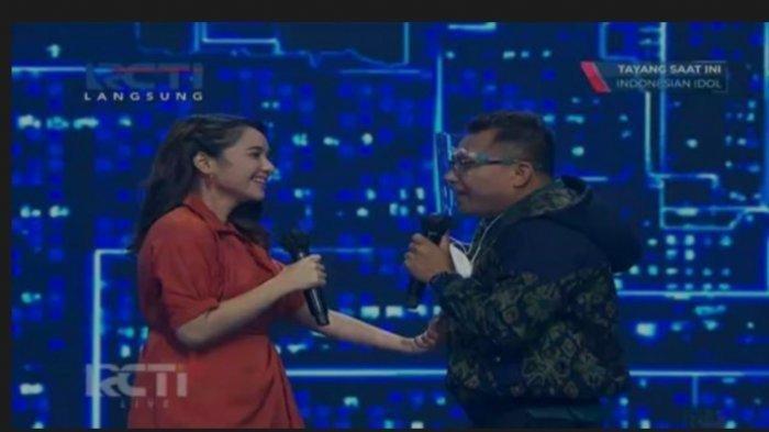 Aksi Anang Hermansyah genggam tangan Karen
