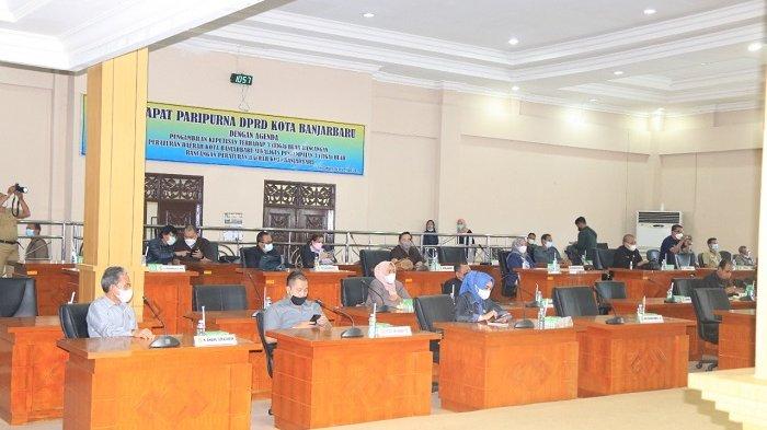 Anggota DPRD Banjarbaru saat mengikuti rapat paripurna penyampaian tiga raperda.