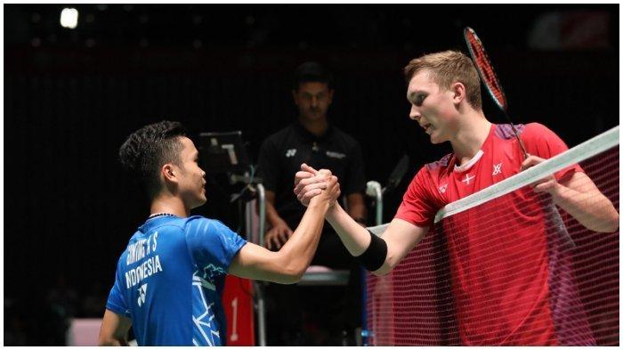 Anthony Ginting bersalaman dengan Viktor Axelsen usai berakhirnya pertandingan perempat final Japan Open 2018, Jumat (14/9/2018).