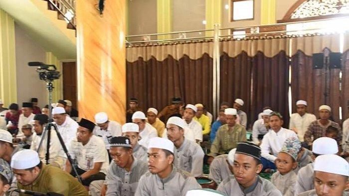 Antusias warga Daha Utara, menghadiri peringatan Isra Miraj 1441 Hijriah, program Safari Rajab Pemkab HSS.