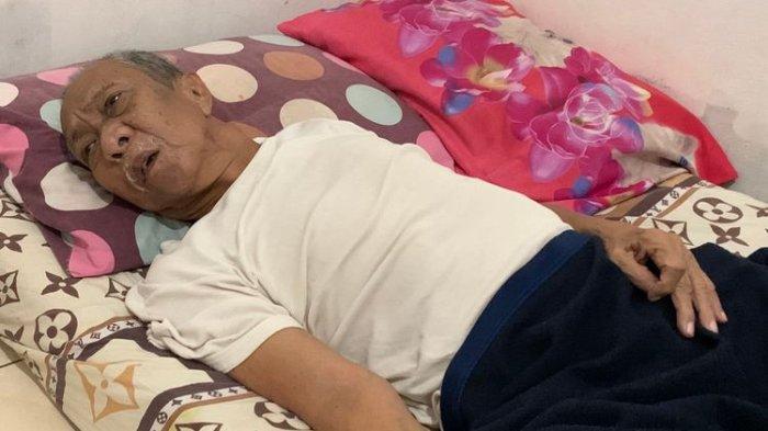 Artis peran Abdul Hamid atau yang dikenal sebagai Pak Ogah kini lebih berbaring tempat tidur di rumahnya kawasan Jatiasih, Kota Bekasi, Selasa (11/1/2021).