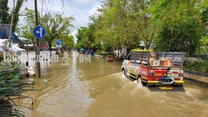 Banjir di Kalsel. Akses jalan yang terendam, menuju Pasar Keramat, Kota Barabai, Kabupaten Hulu Sungai Tengah (HST), Provinsi Kalimantan Selatan, Sabtu (27/11/2021).