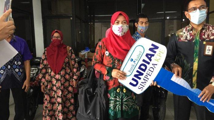 Bank Kalsel Serahkan 5 Sepeda Motor ke Pemenang Undian Simpeda KPE VI 2020.