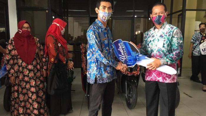 Bank Kalsel Serahkan 5 Sepeda Motor ke Pemenang Undian Simpeda KPE VI 2020.