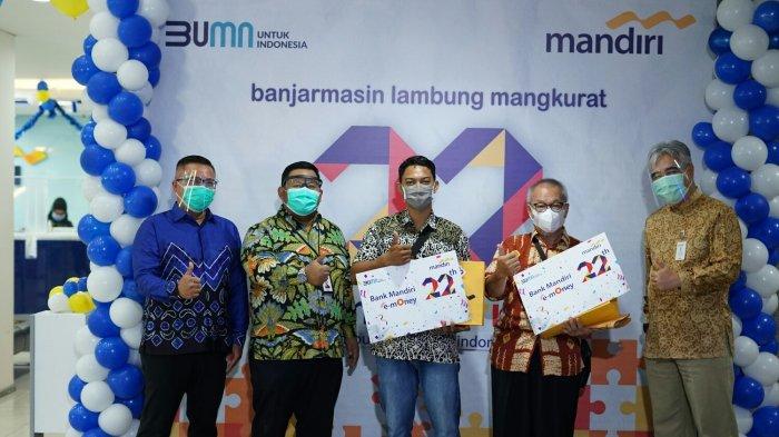 Bank Mandiri berbagi hadiah di perayaan HUT
