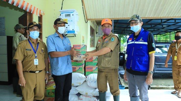 Penyaluran bantuan untuk para korban banjir melalui Camat Banjang dan Camat Amuntai Utara, Kabupaten Hulu Sungai Utara (HSU).