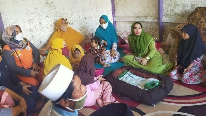 Tetangga melihat bayi yang baru lahir di Kampung Gabungan RT 02/02, Desa Sukapura, Kecamatan Cidaun, Kabupaten Cianjur. Bayi itu lahir dari seorang ibu yang tak merasa mengandung.