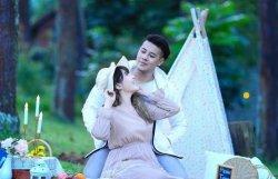 Lihat Foto Mesra Via Vallen dan Chevra Papinka di Pantai, Sang Pedangdut Tulis Kata Romantis