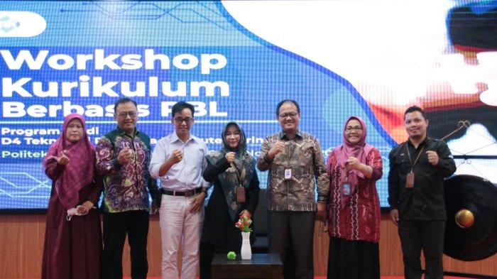 DIREKTUR Politala Dr Hj Mufrida Zein (tengah) didampingi Ketua Dewan Penyantun Politala Dr H Sihabuddin Chalid (hem putih) berpose bersama pemateri.