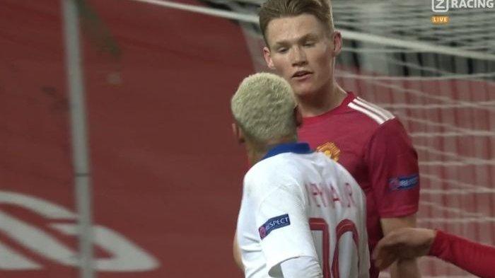 Perseteruan pemain Manchester United dan PSG, Scott McTominay dan Neymar, saat bertanding pada Rabu (2/12/2020).