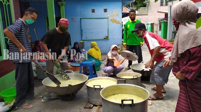 Sejumlah warga Gang Al-Mizan Rt 02 Kelurahan Kuin Utara, Kecamatan Banjarmasin Utara, Banjarmasin, Kalsel beramai-ramai membuat bubur asyura
